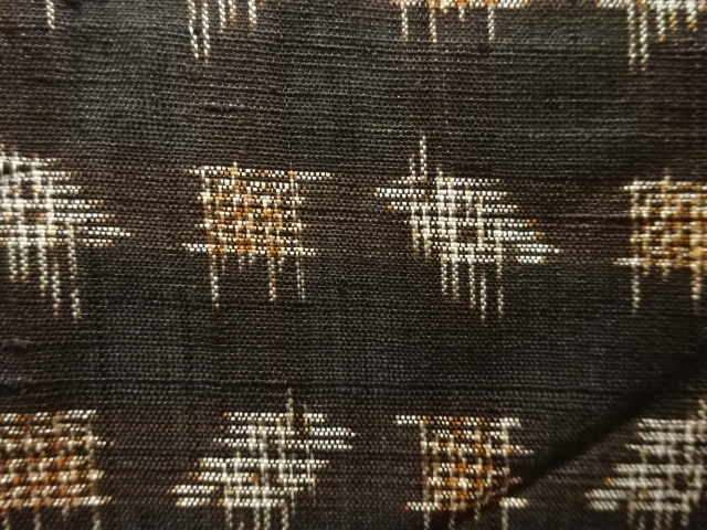 アンティーク　絣柄織り出し本場村山泥大島紬着物